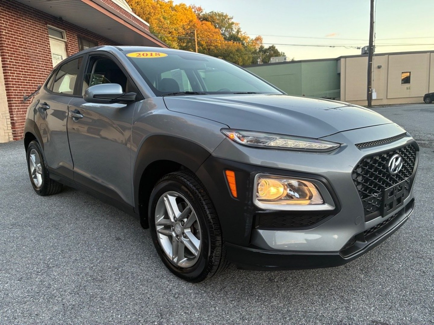 2018 GREY HYUNDAI KONA SE (KM8K12AA6JU) with an 2.0L engine, Automatic transmission, located at 117 North Cameron Street, Harrisburg, PA, 17101, (717) 963-8962, 40.267021, -76.875351- Photo#6