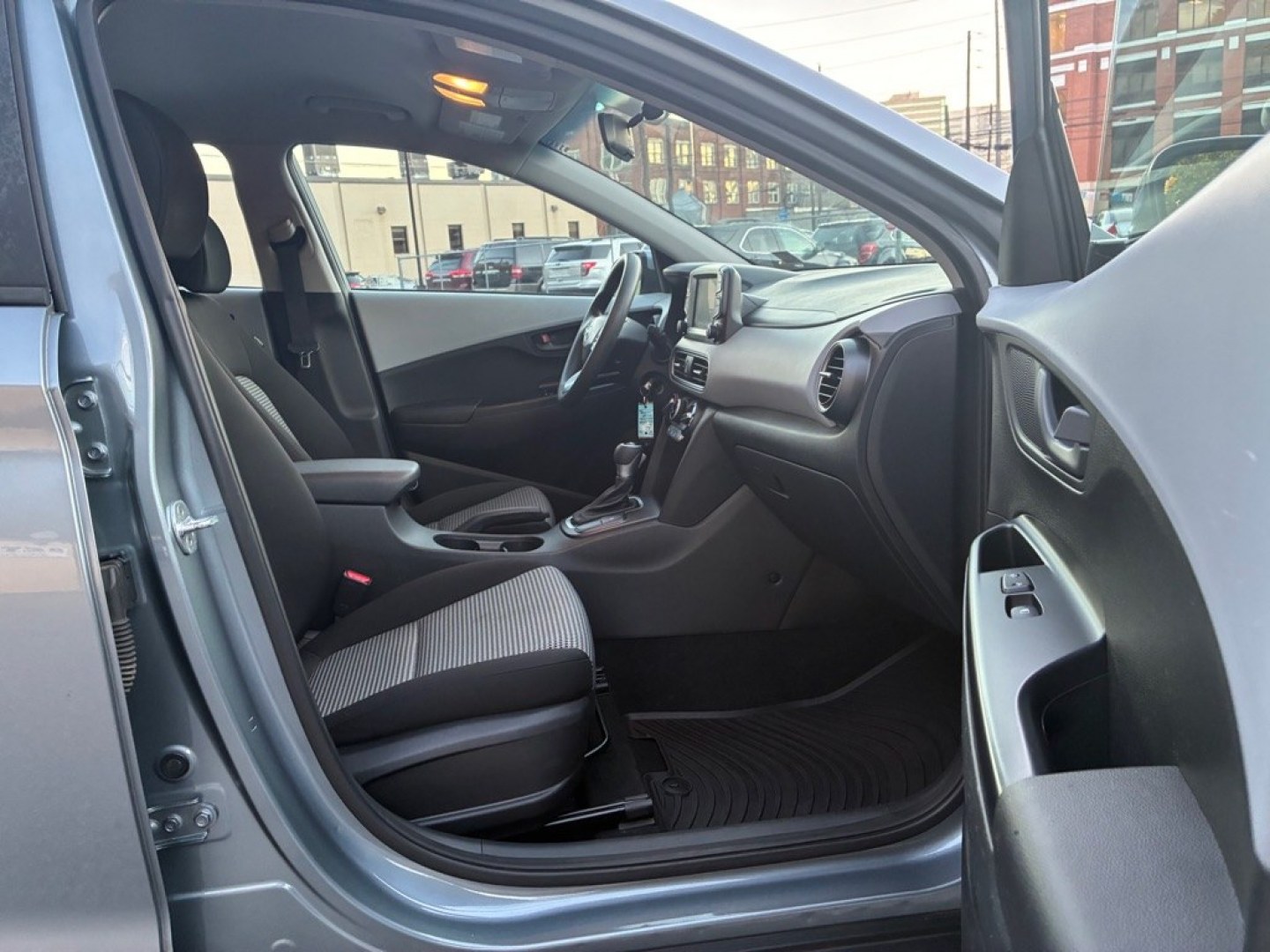 2018 GREY HYUNDAI KONA SE (KM8K12AA6JU) with an 2.0L engine, Automatic transmission, located at 117 North Cameron Street, Harrisburg, PA, 17101, (717) 963-8962, 40.267021, -76.875351- Photo#8