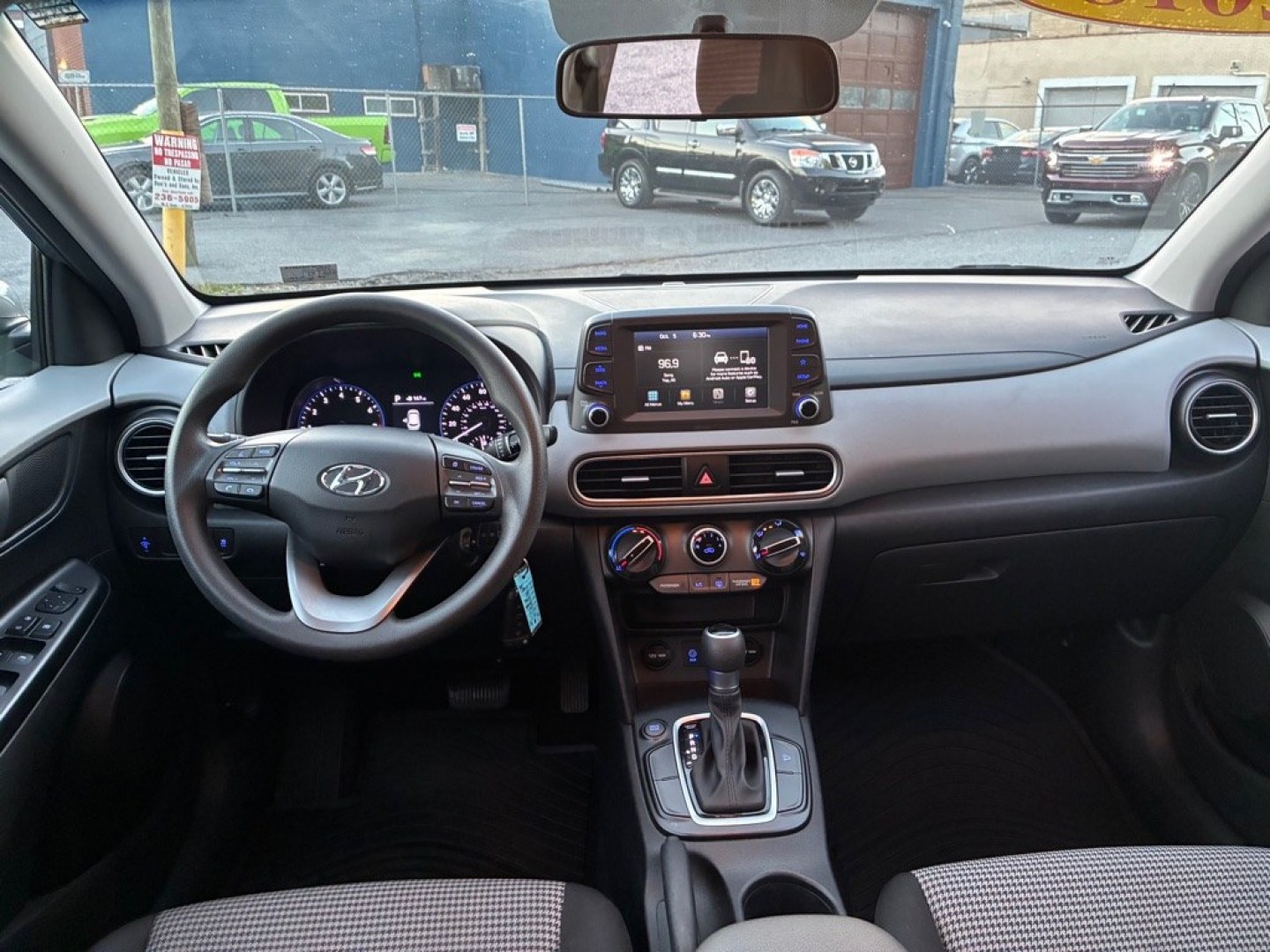 2018 GREY HYUNDAI KONA SE (KM8K12AA6JU) with an 2.0L engine, Automatic transmission, located at 117 North Cameron Street, Harrisburg, PA, 17101, (717) 963-8962, 40.267021, -76.875351- Photo#12