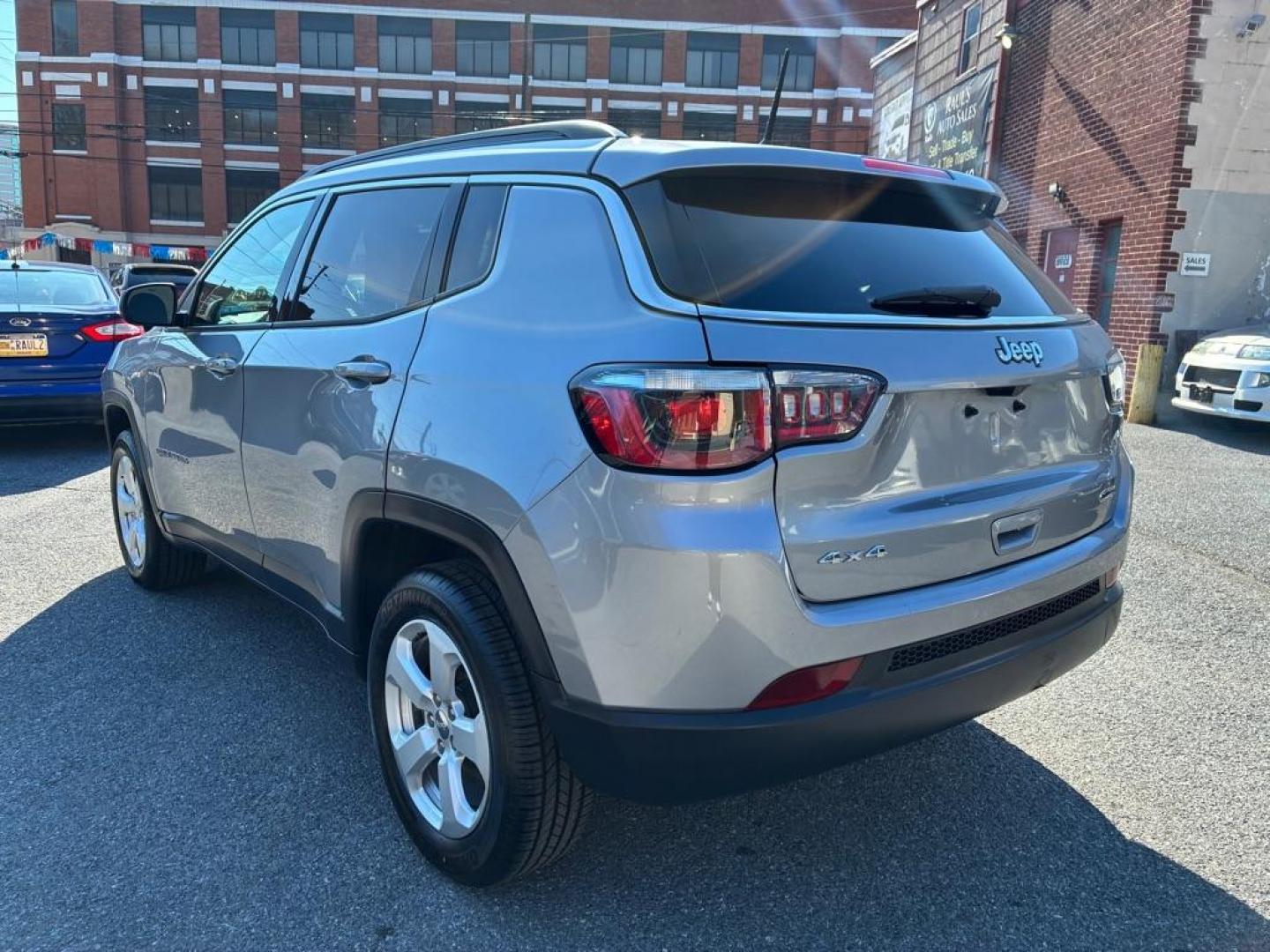 2018 SILVER JEEP COMPASS LATITUDE (3C4NJDBB2JT) with an 2.4L engine, Automatic transmission, located at 131 N Cameron st, Harrisburg, PA, 17101, (717) 561-2926, 40.267086, -76.875374 - Photo#2