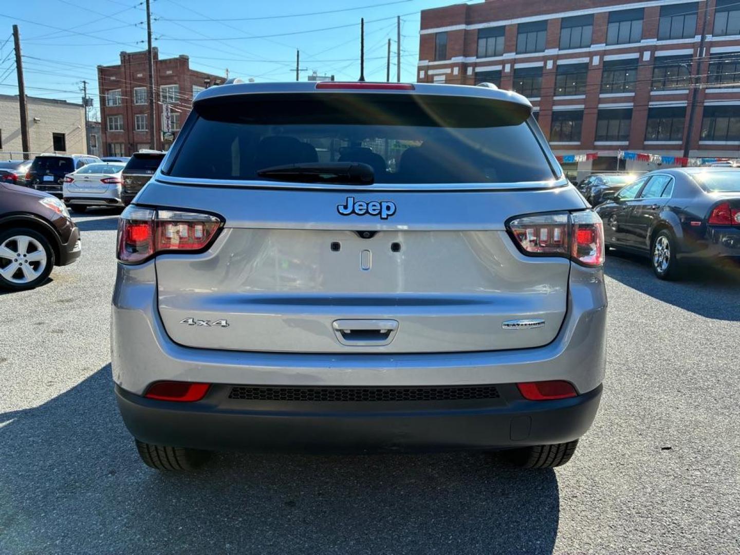 2018 SILVER JEEP COMPASS LATITUDE (3C4NJDBB2JT) with an 2.4L engine, Automatic transmission, located at 131 N Cameron st, Harrisburg, PA, 17101, (717) 561-2926, 40.267086, -76.875374 - Photo#3