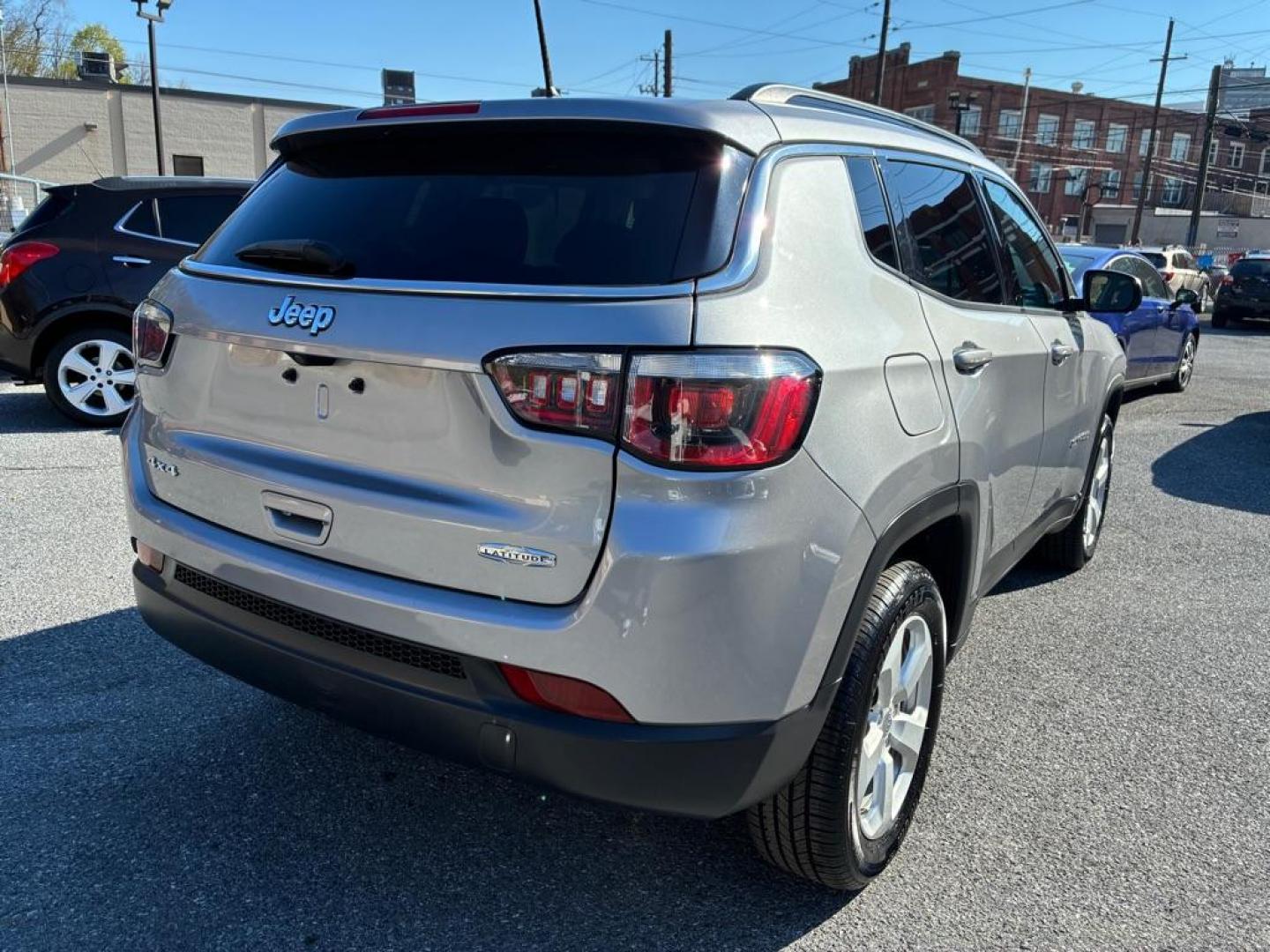 2018 SILVER JEEP COMPASS LATITUDE (3C4NJDBB2JT) with an 2.4L engine, Automatic transmission, located at 131 N Cameron st, Harrisburg, PA, 17101, (717) 561-2926, 40.267086, -76.875374 - Photo#4