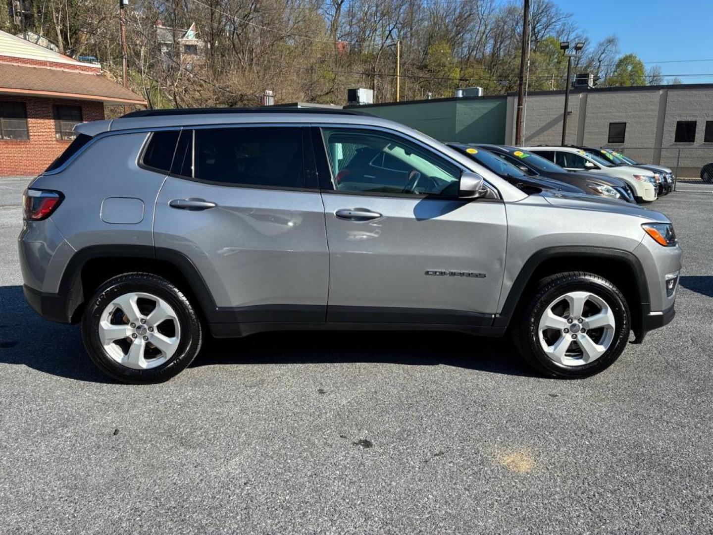 2018 SILVER JEEP COMPASS LATITUDE (3C4NJDBB2JT) with an 2.4L engine, Automatic transmission, located at 131 N Cameron st, Harrisburg, PA, 17101, (717) 561-2926, 40.267086, -76.875374 - Photo#5