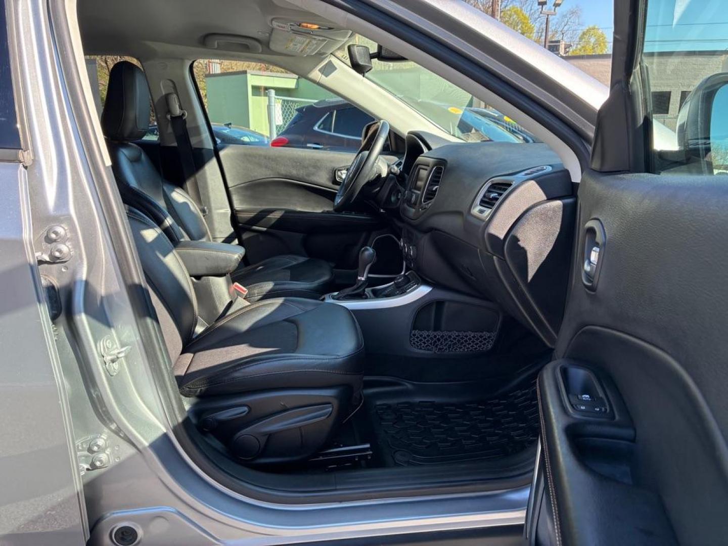 2018 SILVER JEEP COMPASS LATITUDE (3C4NJDBB2JT) with an 2.4L engine, Automatic transmission, located at 131 N Cameron st, Harrisburg, PA, 17101, (717) 561-2926, 40.267086, -76.875374 - Photo#8