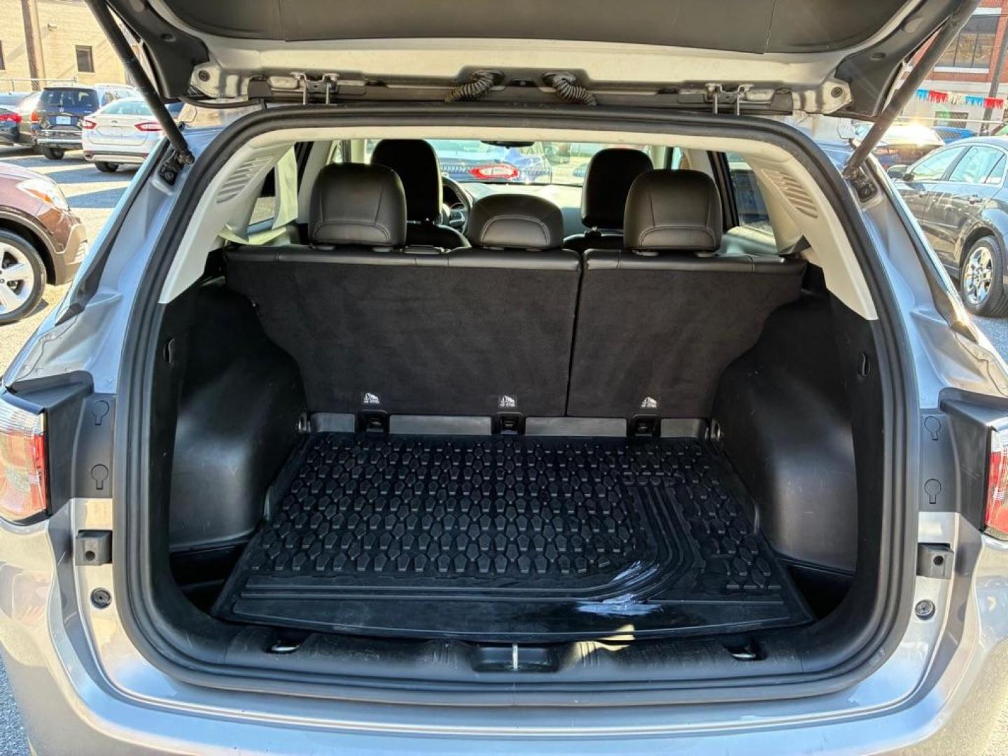 2018 SILVER JEEP COMPASS LATITUDE (3C4NJDBB2JT) with an 2.4L engine, Automatic transmission, located at 131 N Cameron st, Harrisburg, PA, 17101, (717) 561-2926, 40.267086, -76.875374 - Photo#10