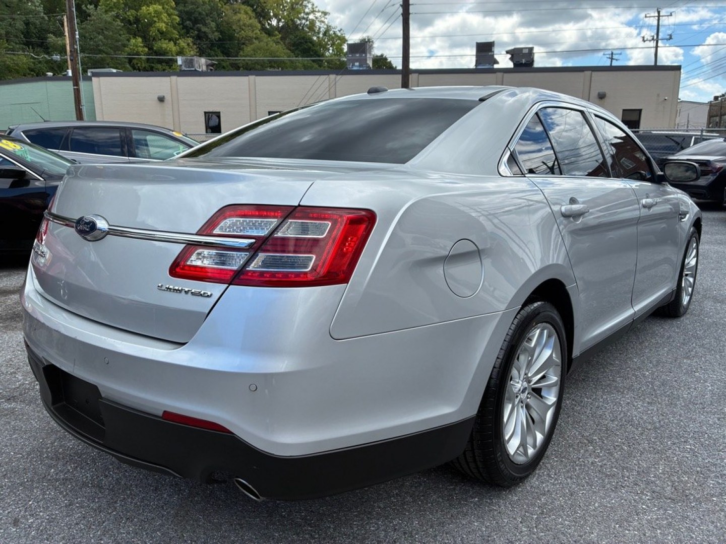 2019 SILVER FORD TAURUS LIMITED (1FAHP2F81KG) with an 3.5L engine, Automatic transmission, located at 117 North Cameron Street, Harrisburg, PA, 17101, (717) 963-8962, 40.267021, -76.875351 - Value Added Options - Installed Navigation System Sun/Moonroof Value Added Options - Standard Automatic Highbeams Auxiliary Audio Input Back-Up Camera Blind Spot Monitor Bluetooth Connection Cooled Front Seat Cross-Traffic Alert Dual A/C Hands-Free Liftgate Heated Front Seat Heated M- Photo#4