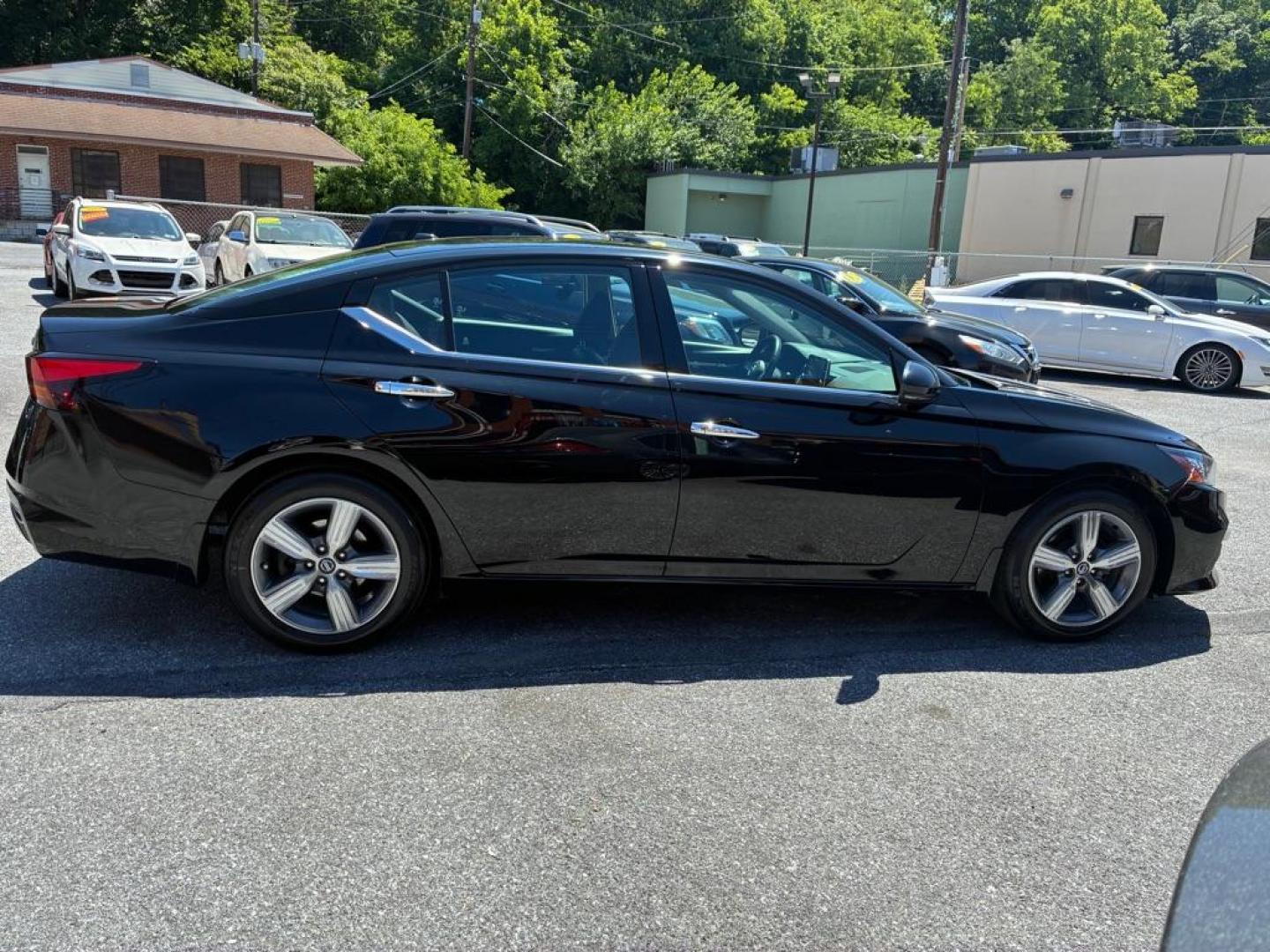 2019 BLACK NISSAN ALTIMA SL (1N4BL4EV9KC) with an 2.5L engine, Continuously Variable transmission, located at 117 North Cameron Street, Harrisburg, PA, 17101, (717) 963-8962, 40.267021, -76.875351 - WE FINANCE!!! MOST vehicles are available for financing. Good Credit/ Challenged Credit/ No Credit - ALL Trade-Ins Welcomed!!! APPLY ONLINE or CALL us TODAY Please call us to discuss your cash and/or financing options. Thanks for checking our inventory! We're here to help. - Photo#5