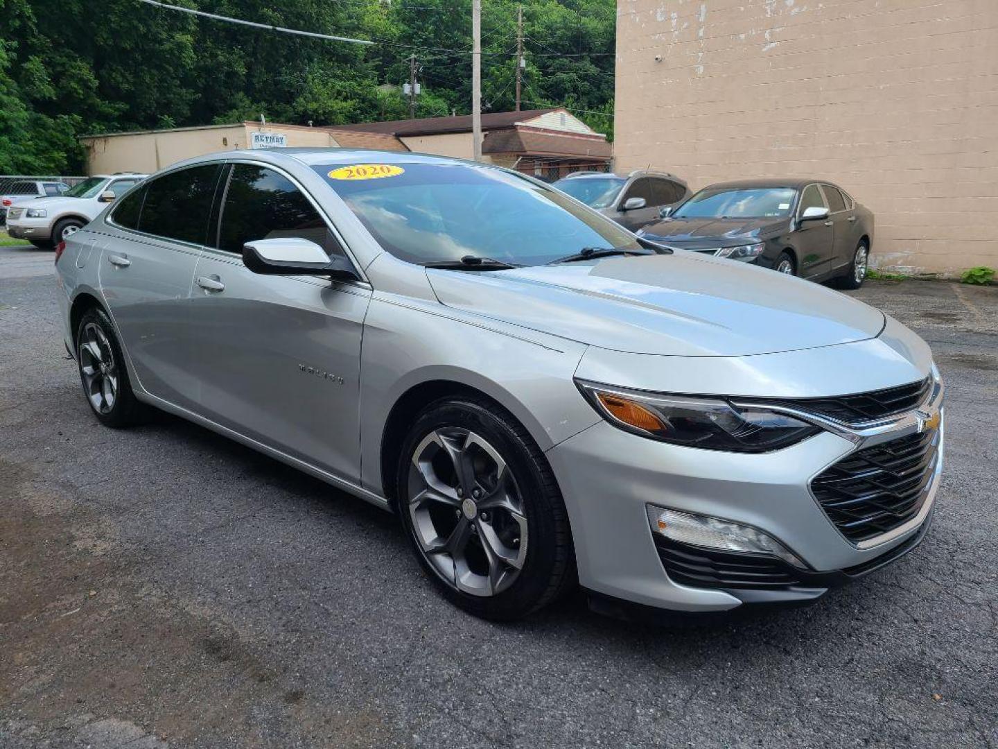 2020 SILVER CHEVROLET MALIBU LT (1G1ZD5ST3LF) with an 1.5L engine, Continuously Variable transmission, located at 117 North Cameron Street, Harrisburg, PA, 17101, (717) 963-8962, 40.267021, -76.875351 - WE FINANCE!!! Good Credit/ Bad Credit/ No Credit - ALL Trade-Ins Welcomed!!! ***Guaranteed Credit Approval*** APPLY ONLINE or CALL us TODAY ;) Internet Prices and Marketplace Prices are SPECIAL discounted ***CASH DEALS*** Retail Prices are higher. Please call us to discuss your cash and finan - Photo#6