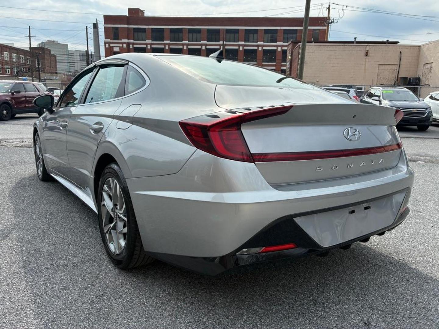 2020 SILVER HYUNDAI SONATA SEL (5NPEL4JA1LH) with an 2.5L engine, Automatic transmission, located at 117 North Cameron Street, Harrisburg, PA, 17101, (717) 963-8962, 40.267021, -76.875351 - Photo#2