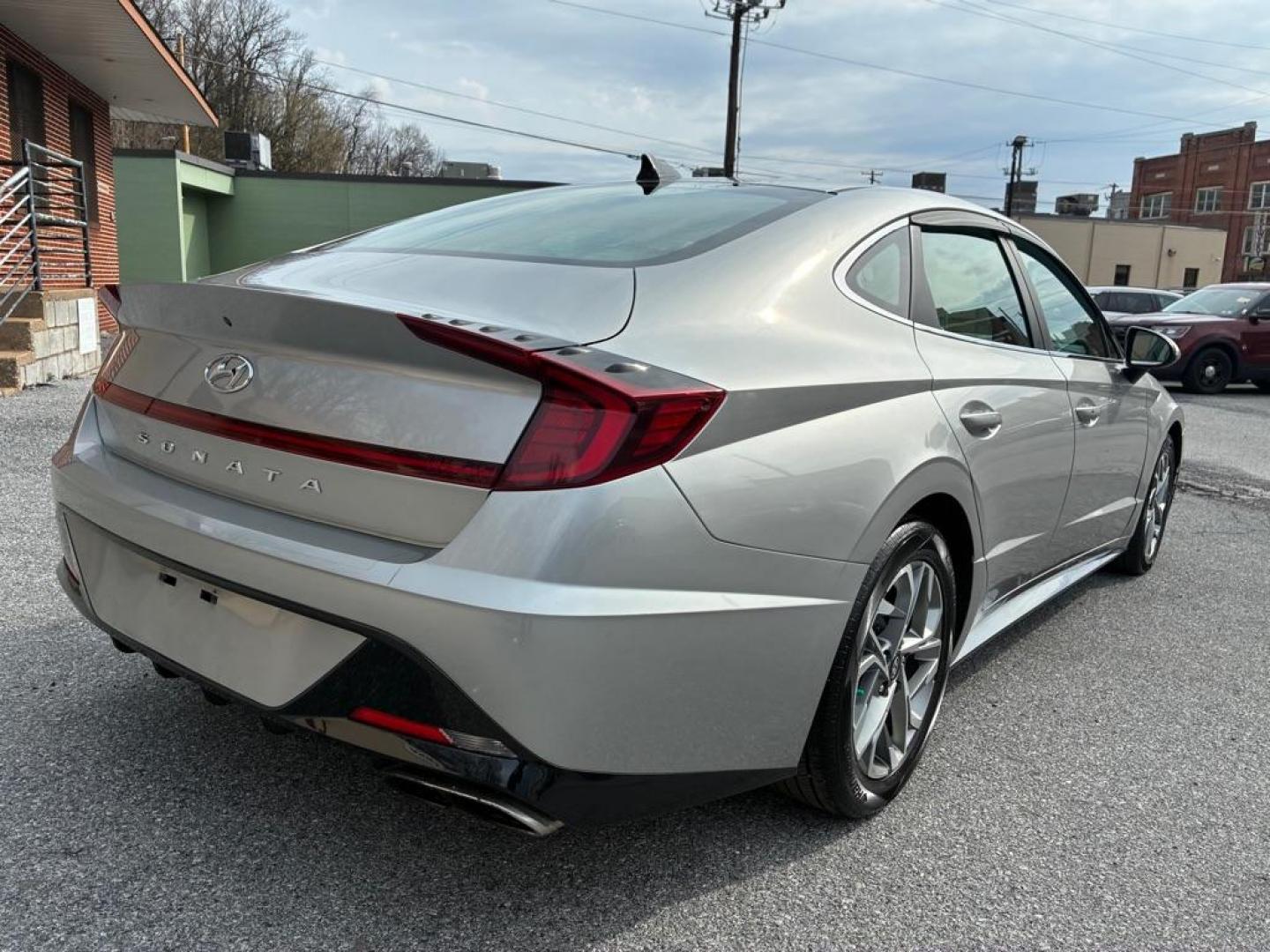 2020 SILVER HYUNDAI SONATA SEL (5NPEL4JA1LH) with an 2.5L engine, Automatic transmission, located at 117 North Cameron Street, Harrisburg, PA, 17101, (717) 963-8962, 40.267021, -76.875351 - Photo#4