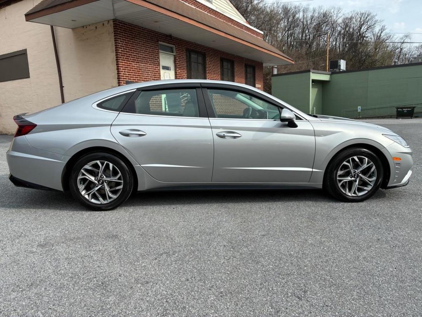 2020 SILVER HYUNDAI SONATA SEL (5NPEL4JA1LH) with an 2.5L engine, Automatic transmission, located at 117 North Cameron Street, Harrisburg, PA, 17101, (717) 963-8962, 40.267021, -76.875351 - Photo#5