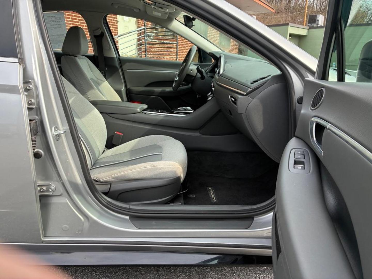 2020 SILVER HYUNDAI SONATA SEL (5NPEL4JA1LH) with an 2.5L engine, Automatic transmission, located at 117 North Cameron Street, Harrisburg, PA, 17101, (717) 963-8962, 40.267021, -76.875351 - Photo#8