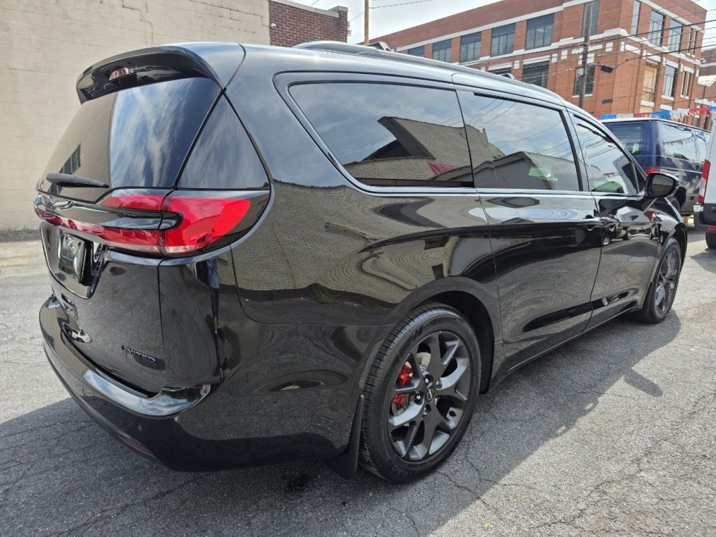 2022 BLACK CHRYSLER PACIFICA LIMITED (2C4RC1GG3NR) with an 3.6L engine, Automatic transmission, located at 117 North Cameron Street, Harrisburg, PA, 17101, (717) 963-8962, 40.267021, -76.875351 - WE FINANCE!!! MOST vehicles are available for financing. Good Credit/ Challenged Credit/ No Credit - ALL Trade-Ins Welcomed!!! APPLY ONLINE or CALL us TODAY Please call us to discuss your cash and/or financing options. Thanks for checking our inventory! We're here to help.- Photo#4