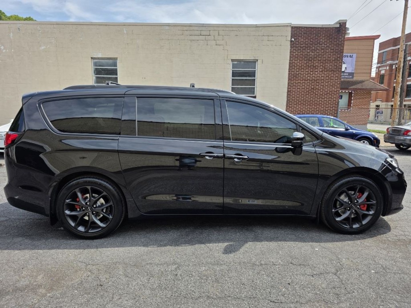 2022 BLACK CHRYSLER PACIFICA LIMITED (2C4RC1GG3NR) with an 3.6L engine, Automatic transmission, located at 117 North Cameron Street, Harrisburg, PA, 17101, (717) 963-8962, 40.267021, -76.875351 - WE FINANCE!!! MOST vehicles are available for financing. Good Credit/ Challenged Credit/ No Credit - ALL Trade-Ins Welcomed!!! APPLY ONLINE or CALL us TODAY Please call us to discuss your cash and/or financing options. Thanks for checking our inventory! We're here to help.- Photo#5