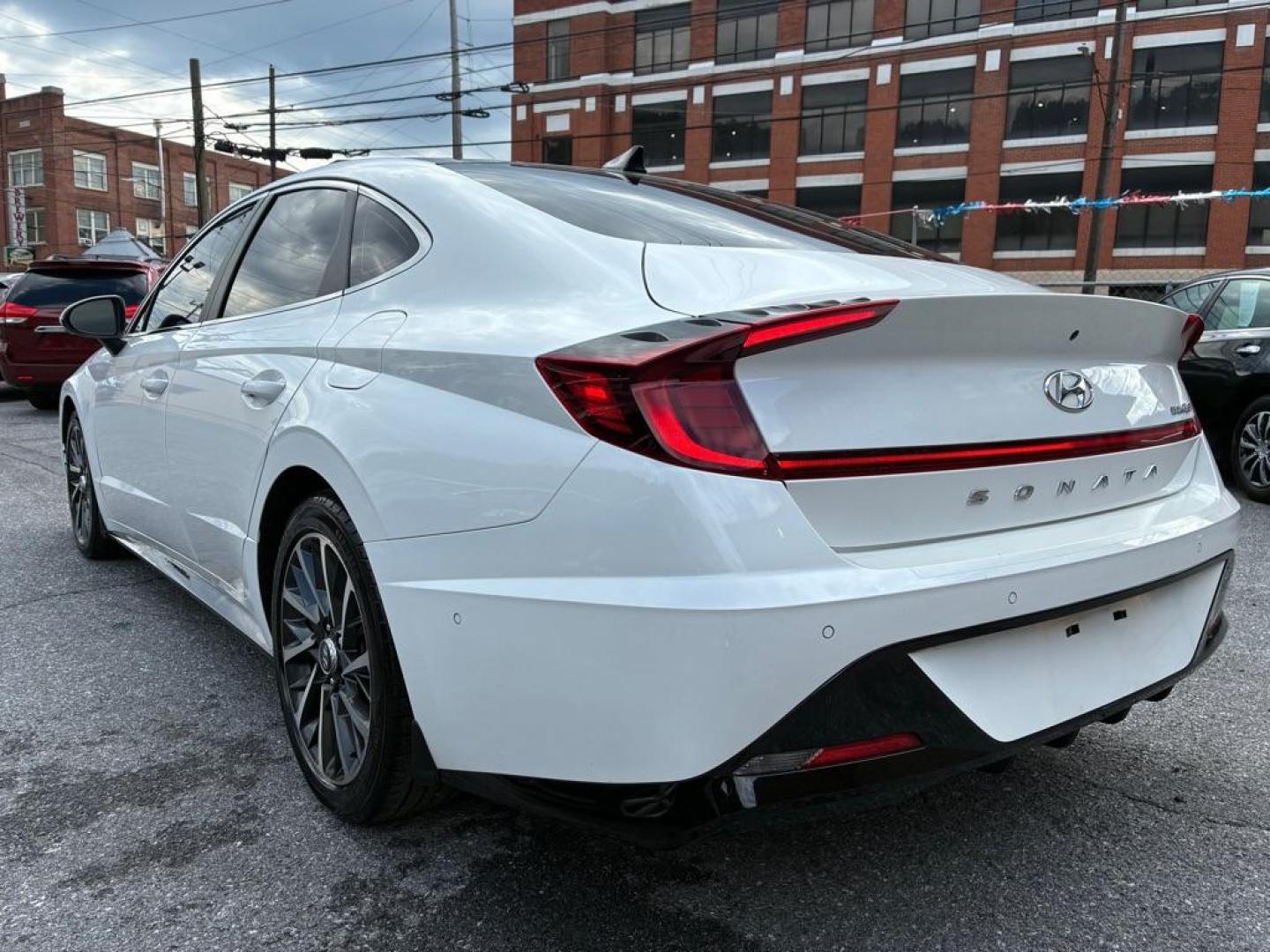 2022 BLACK HYUNDAI SONATA HYBRID (KMHL24JJXNA) with an 2.0L engine, Automatic transmission, located at 117 North Cameron Street, Harrisburg, PA, 17101, (717) 963-8962, 40.267021, -76.875351 - WE FINANCE!!! Good Credit/ Challenged Credit/ No Credit - ALL Trade-Ins Welcomed!!! APPLY ONLINE or CALL us TODAY ;) Please call us to discuss your cash and/or financing options. - Photo#2