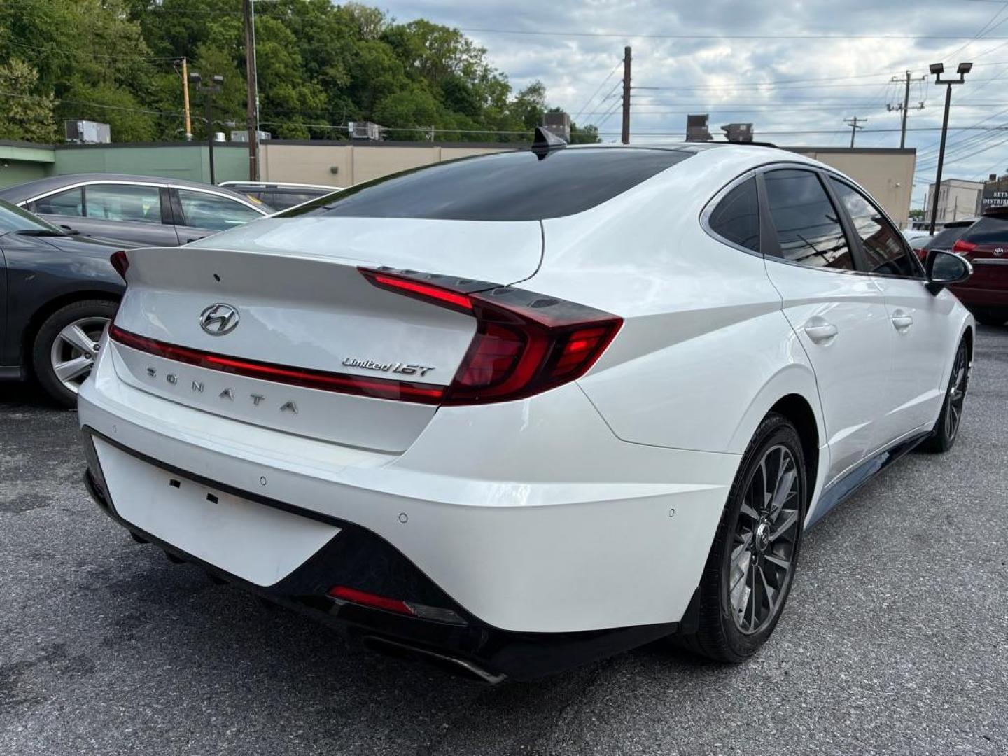 2022 BLACK HYUNDAI SONATA HYBRID (KMHL24JJXNA) with an 2.0L engine, Automatic transmission, located at 117 North Cameron Street, Harrisburg, PA, 17101, (717) 963-8962, 40.267021, -76.875351 - WE FINANCE!!! Good Credit/ Challenged Credit/ No Credit - ALL Trade-Ins Welcomed!!! APPLY ONLINE or CALL us TODAY ;) Please call us to discuss your cash and/or financing options. - Photo#4