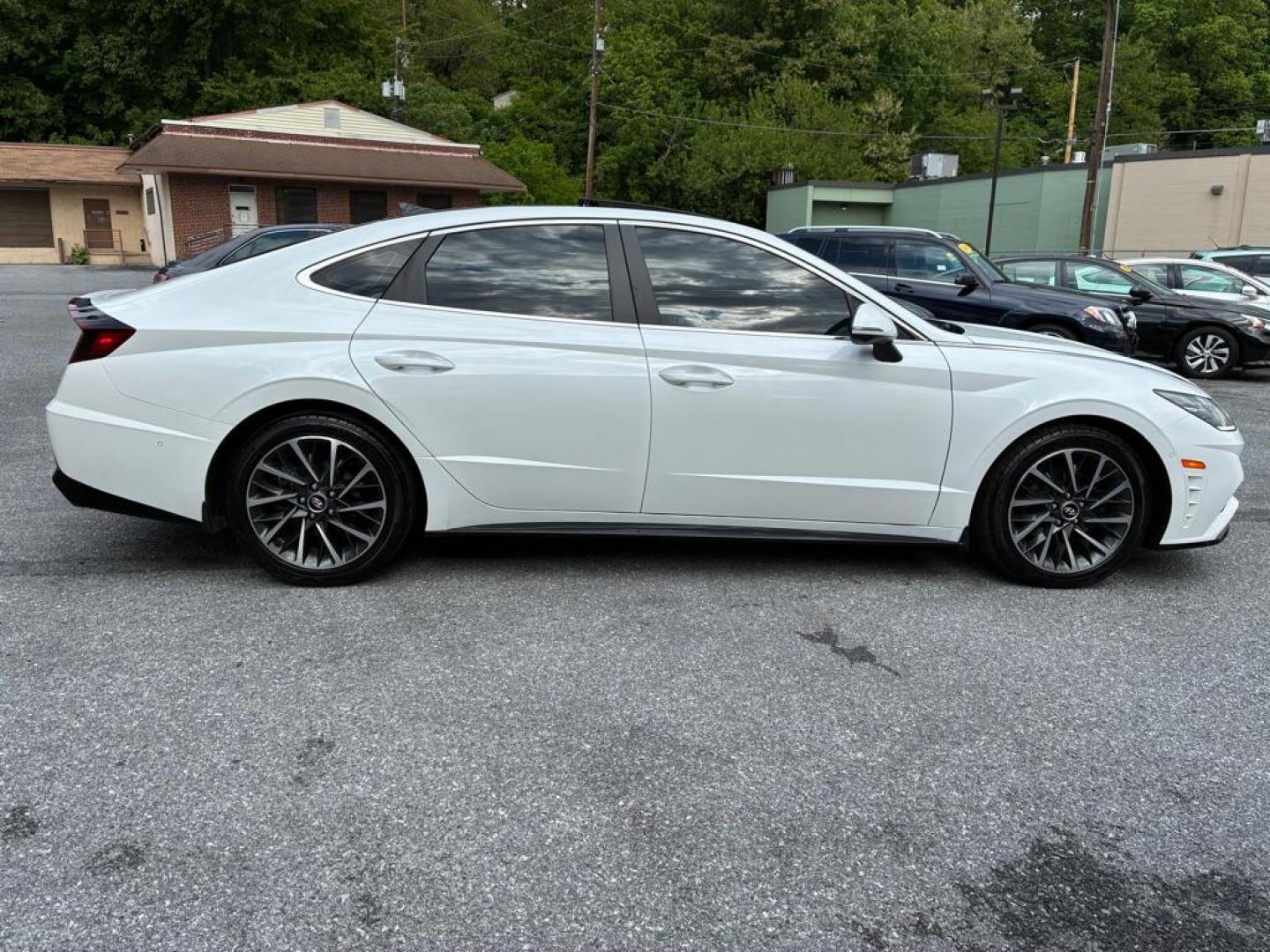 2022 BLACK HYUNDAI SONATA HYBRID (KMHL24JJXNA) with an 2.0L engine, Automatic transmission, located at 117 North Cameron Street, Harrisburg, PA, 17101, (717) 963-8962, 40.267021, -76.875351 - WE FINANCE!!! Good Credit/ Challenged Credit/ No Credit - ALL Trade-Ins Welcomed!!! APPLY ONLINE or CALL us TODAY ;) Please call us to discuss your cash and/or financing options. - Photo#5
