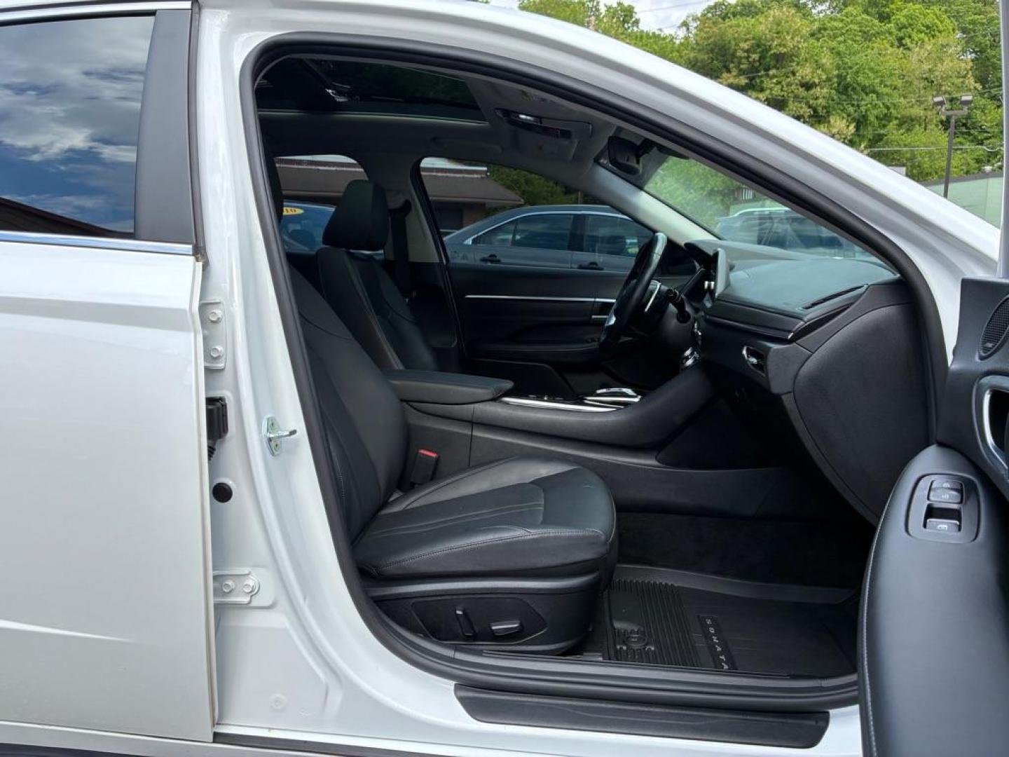 2022 BLACK HYUNDAI SONATA HYBRID (KMHL24JJXNA) with an 2.0L engine, Automatic transmission, located at 117 North Cameron Street, Harrisburg, PA, 17101, (717) 963-8962, 40.267021, -76.875351 - WE FINANCE!!! Good Credit/ Challenged Credit/ No Credit - ALL Trade-Ins Welcomed!!! APPLY ONLINE or CALL us TODAY ;) Please call us to discuss your cash and/or financing options. - Photo#8