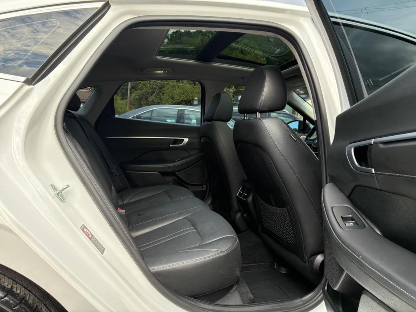 2022 BLACK HYUNDAI SONATA HYBRID (KMHL24JJXNA) with an 2.0L engine, Automatic transmission, located at 117 North Cameron Street, Harrisburg, PA, 17101, (717) 963-8962, 40.267021, -76.875351 - WE FINANCE!!! Good Credit/ Challenged Credit/ No Credit - ALL Trade-Ins Welcomed!!! APPLY ONLINE or CALL us TODAY ;) Please call us to discuss your cash and/or financing options. - Photo#9