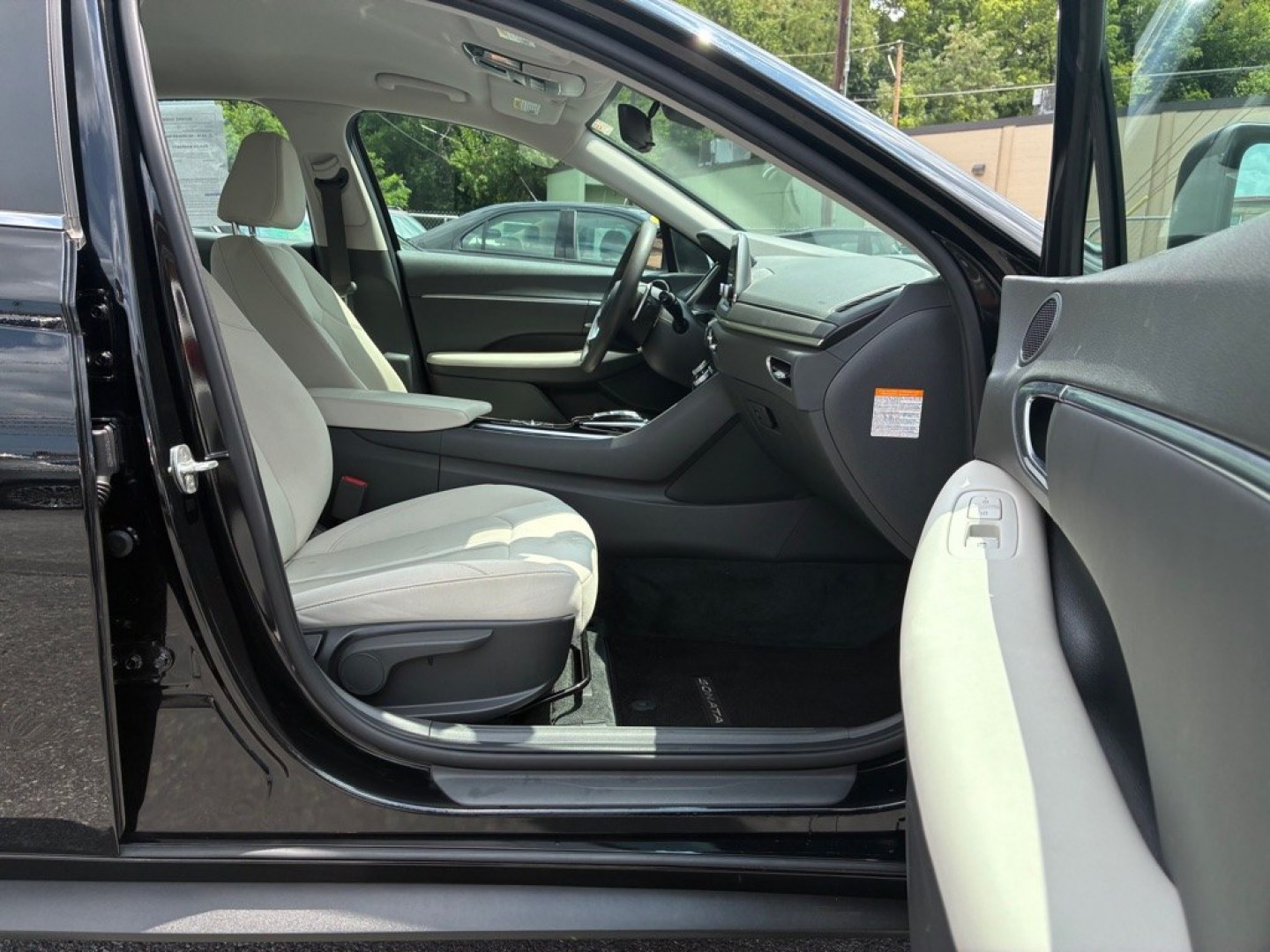 2022 BLACK HYUNDAI SONATA HYBRID (KMHL24JJXNA) with an 2.0L engine, Automatic transmission, located at 117 North Cameron Street, Harrisburg, PA, 17101, (717) 963-8962, 40.267021, -76.875351 - WE FINANCE!!! Good Credit/ Challenged Credit/ No Credit - ALL Trade-Ins Welcomed!!! APPLY ONLINE or CALL us TODAY ;) Please call us to discuss your cash and/or financing options.- Photo#8