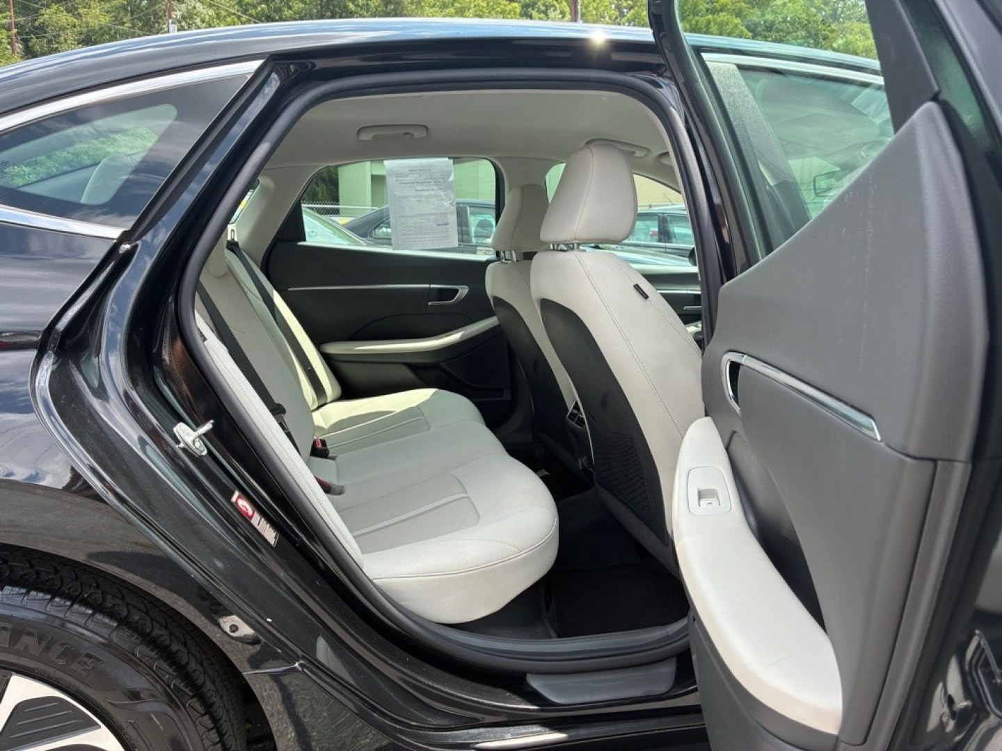 2022 BLACK HYUNDAI SONATA HYBRID (KMHL24JJXNA) with an 2.0L engine, Automatic transmission, located at 117 North Cameron Street, Harrisburg, PA, 17101, (717) 963-8962, 40.267021, -76.875351 - WE FINANCE!!! Good Credit/ Challenged Credit/ No Credit - ALL Trade-Ins Welcomed!!! APPLY ONLINE or CALL us TODAY ;) Please call us to discuss your cash and/or financing options.- Photo#9