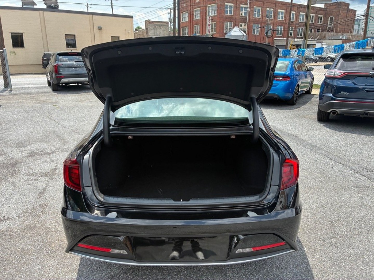 2022 BLACK HYUNDAI SONATA HYBRID (KMHL24JJXNA) with an 2.0L engine, Automatic transmission, located at 117 North Cameron Street, Harrisburg, PA, 17101, (717) 963-8962, 40.267021, -76.875351 - WE FINANCE!!! Good Credit/ Challenged Credit/ No Credit - ALL Trade-Ins Welcomed!!! APPLY ONLINE or CALL us TODAY ;) Please call us to discuss your cash and/or financing options.- Photo#10