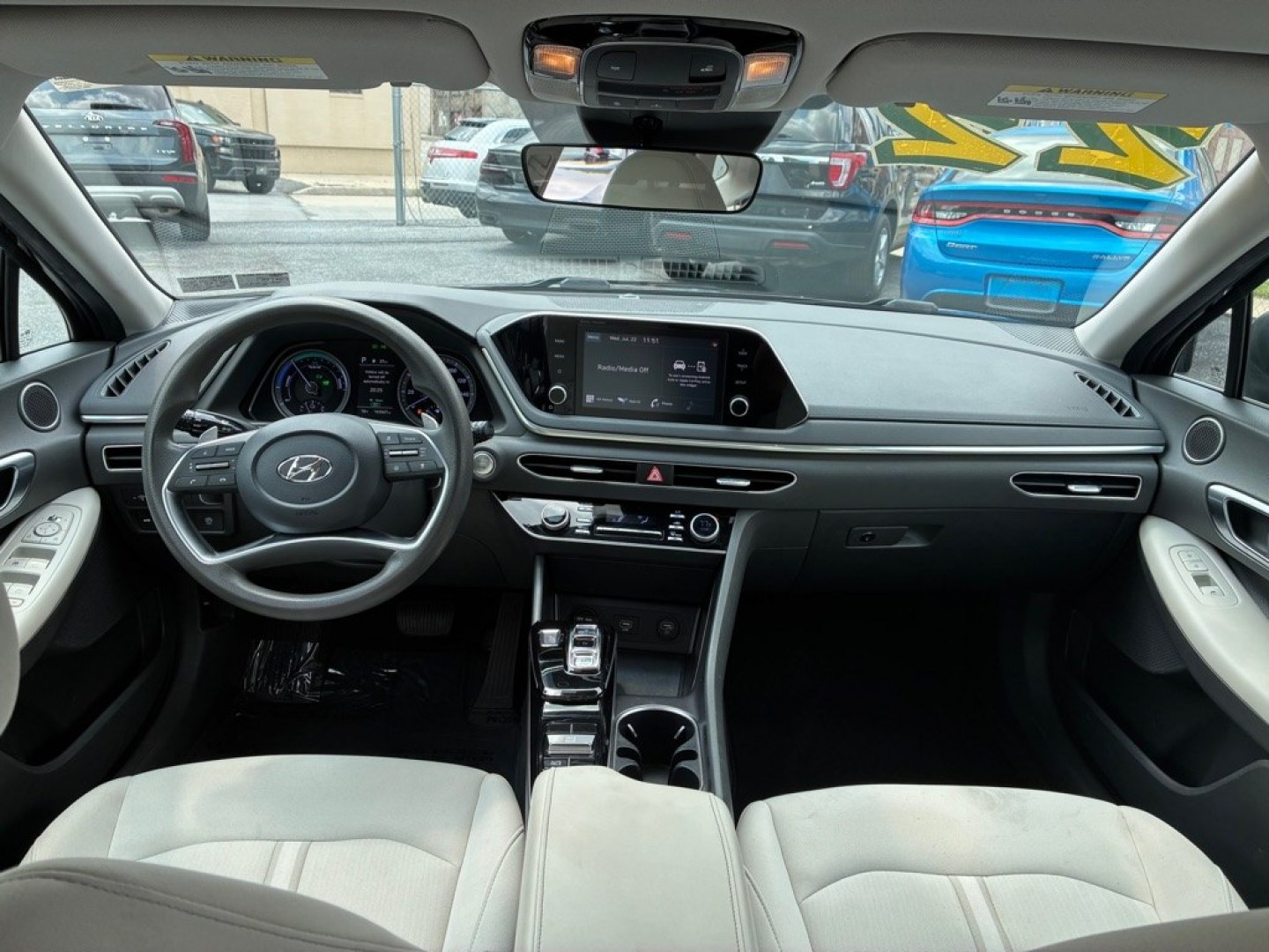 2022 BLACK HYUNDAI SONATA HYBRID (KMHL24JJXNA) with an 2.0L engine, Automatic transmission, located at 117 North Cameron Street, Harrisburg, PA, 17101, (717) 963-8962, 40.267021, -76.875351 - WE FINANCE!!! Good Credit/ Challenged Credit/ No Credit - ALL Trade-Ins Welcomed!!! APPLY ONLINE or CALL us TODAY ;) Please call us to discuss your cash and/or financing options.- Photo#12