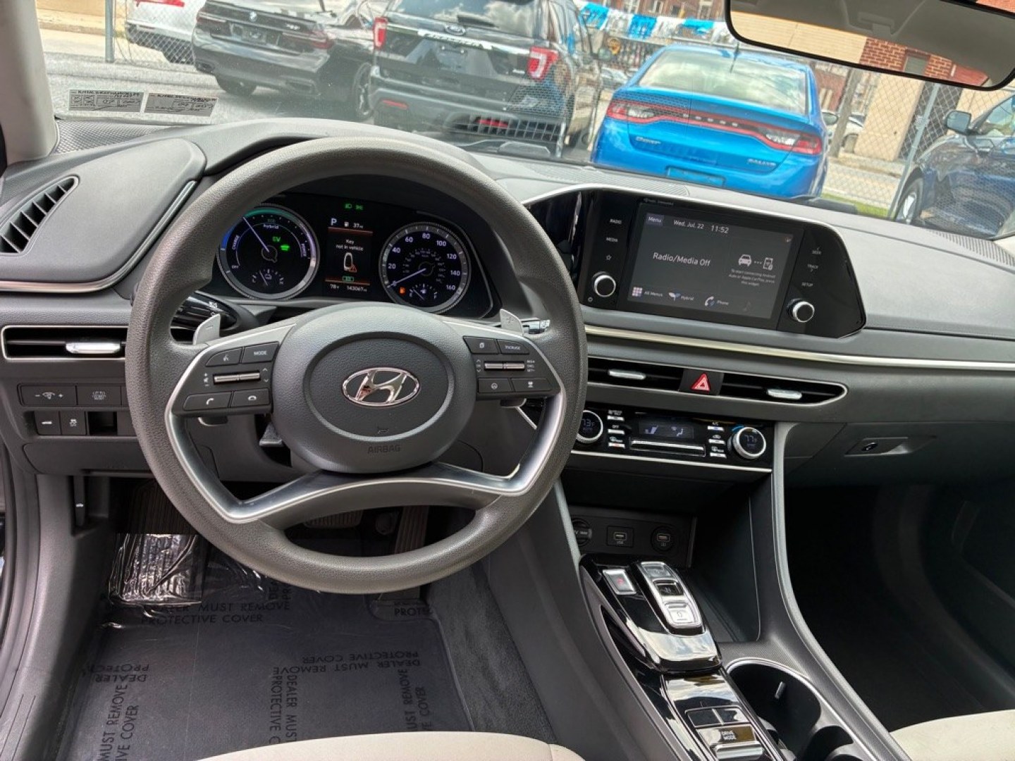 2022 BLACK HYUNDAI SONATA HYBRID (KMHL24JJXNA) with an 2.0L engine, Automatic transmission, located at 117 North Cameron Street, Harrisburg, PA, 17101, (717) 963-8962, 40.267021, -76.875351 - WE FINANCE!!! Good Credit/ Challenged Credit/ No Credit - ALL Trade-Ins Welcomed!!! APPLY ONLINE or CALL us TODAY ;) Please call us to discuss your cash and/or financing options.- Photo#14