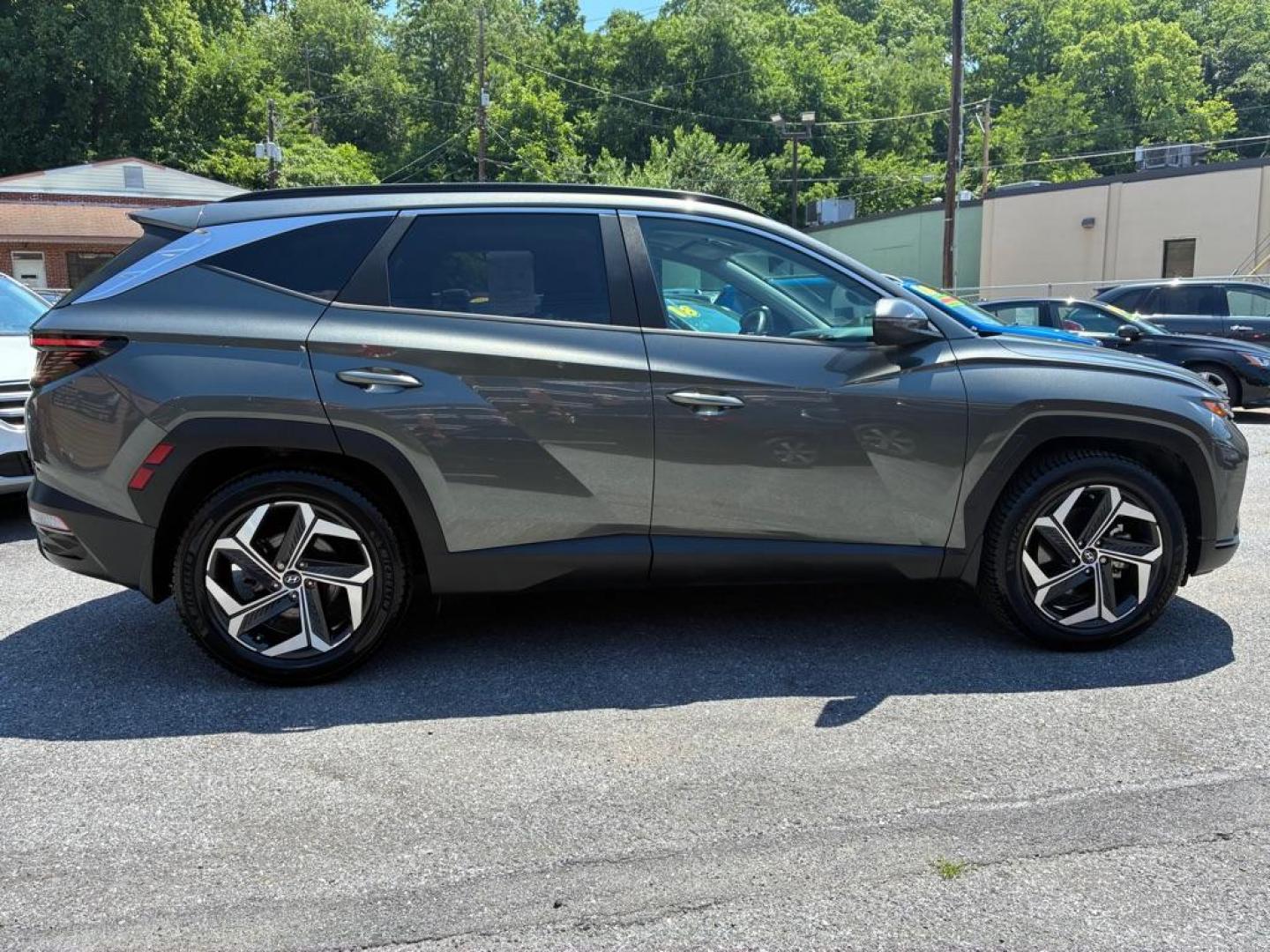2022 GREEN HYUNDAI TUCSON SEL (5NMJF3AE7NH) with an 2.5L engine, Automatic transmission, located at 117 North Cameron Street, Harrisburg, PA, 17101, (717) 963-8962, 40.267021, -76.875351 - WE FINANCE!!! MOST vehicles are available for financing. Good Credit/ Challenged Credit/ No Credit - ALL Trade-Ins Welcomed!!! APPLY ONLINE or CALL us TODAY Please call us to discuss your cash and/or financing options. Thanks for checking our inventory! We're here to help. - Photo#5