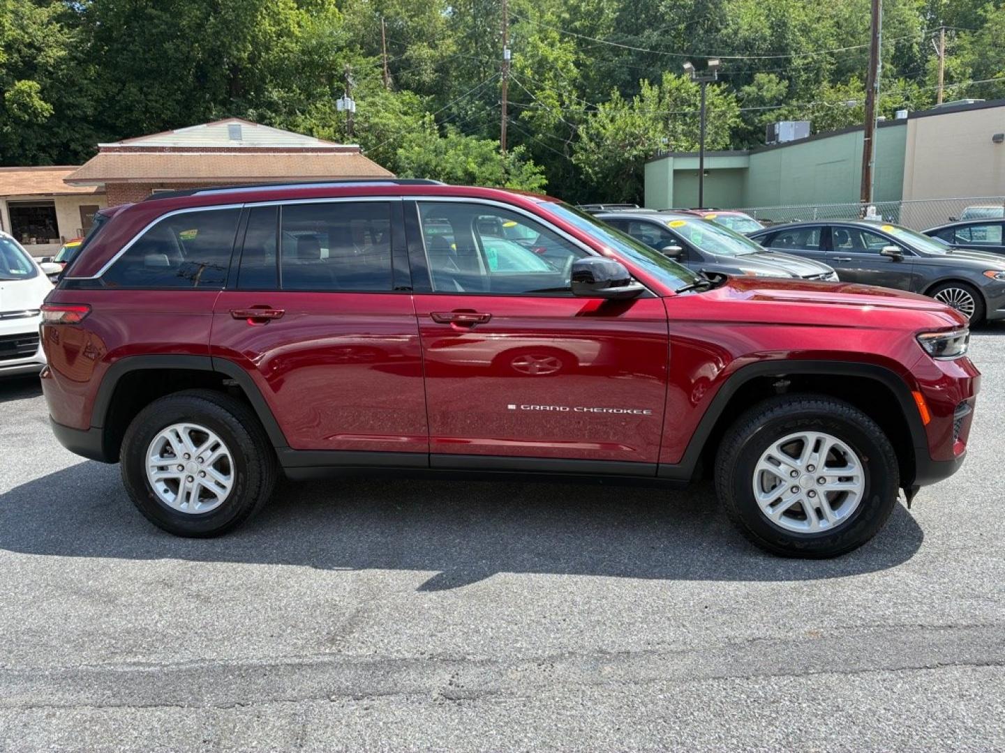 2023 RED JEEP GRAND CHEROKEE LAREDO (1C4RJHAG8PC) with an 3.6L engine, Automatic transmission, located at 131 N Cameron st, Harrisburg, PA, 17101, (717) 561-2926, 40.267086, -76.875374- Photo#5