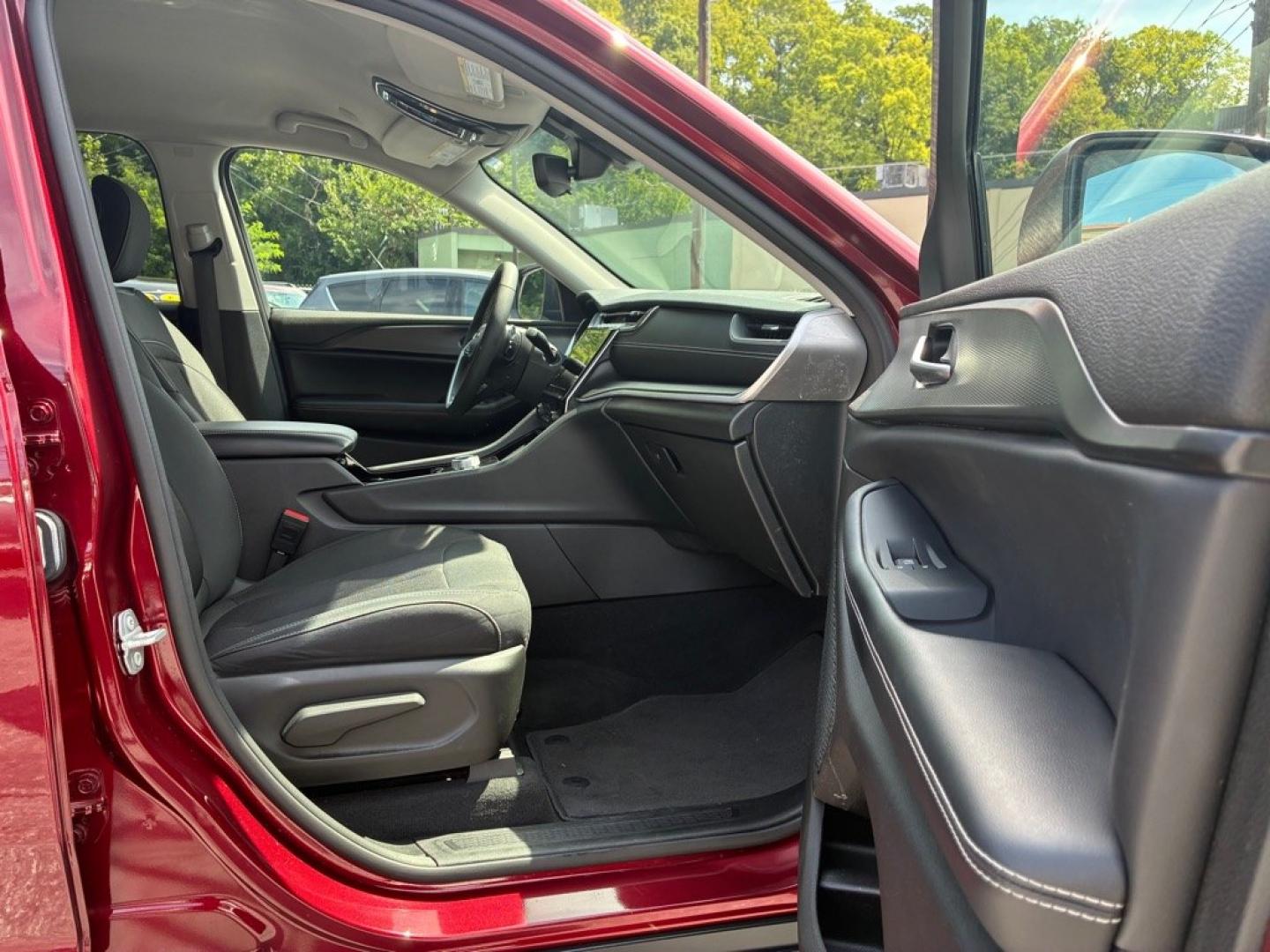 2023 RED JEEP GRAND CHEROKEE LAREDO (1C4RJHAG8PC) with an 3.6L engine, Automatic transmission, located at 131 N Cameron st, Harrisburg, PA, 17101, (717) 561-2926, 40.267086, -76.875374- Photo#8